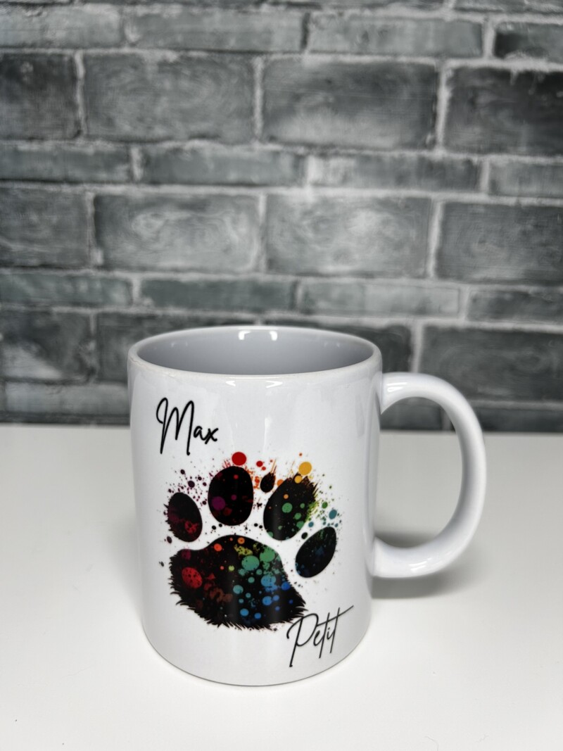 taza huella de perro personalizada con nombres y mancha de pinturas